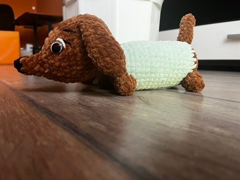 Barna és menta színű horgolt tacskó
